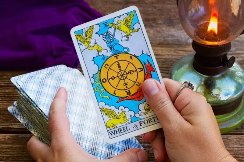 10 10 saatinin tarot karti ve anlami